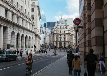 Transferencia vs. Bizum: ¿Cuál elegir para enviar dinero?