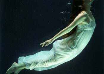 Dos personas que se visten igual sin acuerdo: ¿Qué sucede?