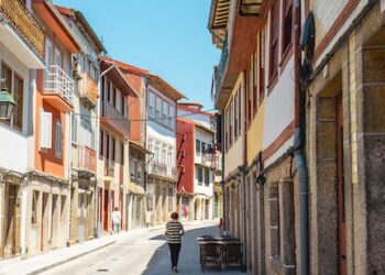 Los 73 Barrios de Barcelona: Guía Completa para Explorar