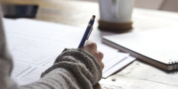 Diferencia entre echar en falta y hechar en falta: ¿Cuál usar? Explained
